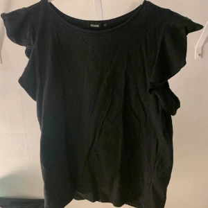 Topp/T-shirt - Säljer denna fina topp med spetsärmar. Vid frågor kontakta mig❤️