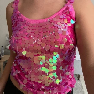 Linne - Paljettlinne, så bra till temafest osv. Några paljetter som åkt bort och så därav de billiga priset. Köpt secondhand från början. Står ingen storlek men skulle säga typ en S