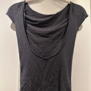 Open back topp - Skitsnygg topp från Gina som passar bra t både vardag o fest! Säljer då den inte passar mig så har tyvärr inga bilder me den på. Stl xs o endast provad🩶🩶