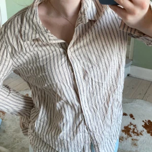 Skjorta  - Snygg randig skjorta köpt från bikbok, knappt använd! Pris kan diskuteras🎀
