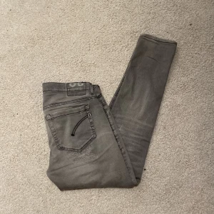 Dondup Jeans George  - Hej! Säljer nu dessa sjukt snygga Dondup jeans i modellen George. Hör av dig vid funderingar!