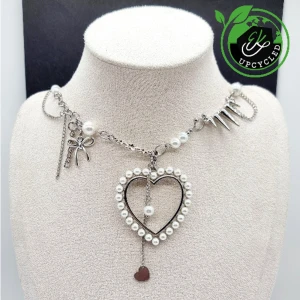 Handgjort upcycled halsband  - Dessa smycken är unika eftersom de är skapade av återvunna detaljer, vilket ger gamla föremål ett andra liv.  Längd-38cm