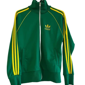 Adidas hoodie - Sååå snygg adidas hoodie i jättebra skick!!!⚡️⚡️ kontakta mig vid fler frågor <3