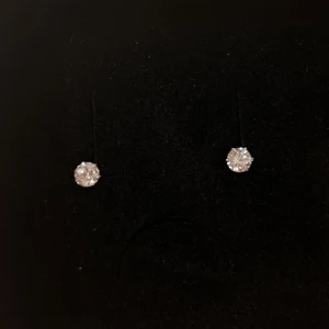 Silver studs - Jättefina små silverörhängen som är helt nya och oanvända🤍 äkta silver