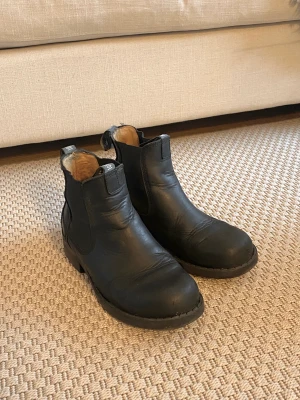Johnny bulls  - Säljer mina älskade Johnny bulls Stina Boots Chelsea Svart som jag köpte för ett tag sedan. De är i väldigt bra kvalitet och fint skick. Storlek 38. Säljer de för att de är för små för mina fötter. 🥰