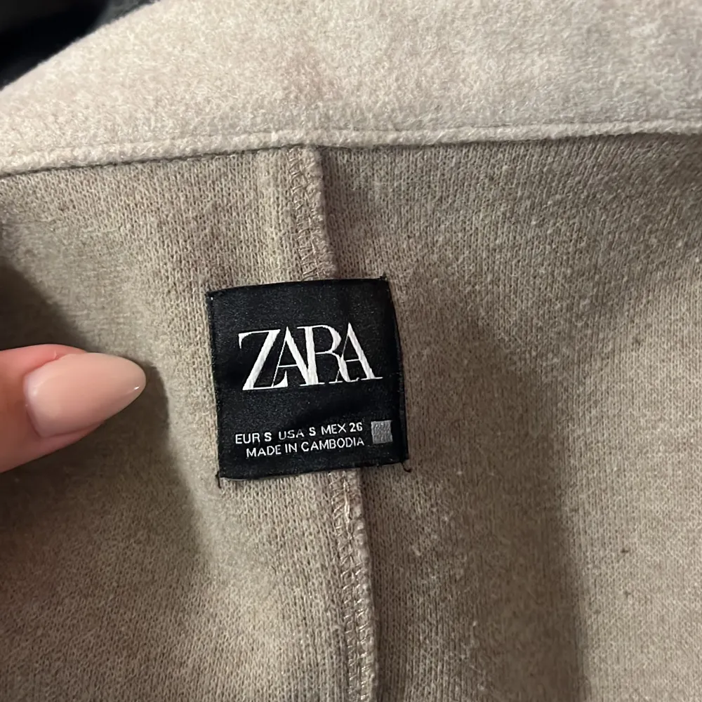 Säljer min fina kappa från Zara!💓 Knappast använd och är i strl S. . Jackor.