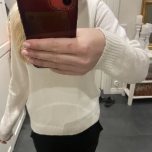 Vit stickad tröja  - En jättefin vit stickad kan tröja från Vera Moda som är använde ändats ett fåtal gånger. Pris går att diskutera 🩷