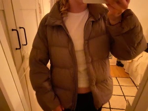 Vinter jacka!  - Superfin dunjacka från uniqlo. En grön aktig färg. Säljer då den inte kommer till användning. Ett litet hål (se bild 3) skriv för fler bilder 💗