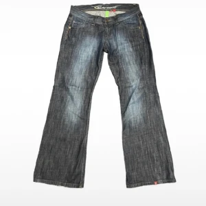 Bootcut jeans - As feta bootcut jeans med as snygg fade mått: Ytterben 105 midja 44 benöppning 29 använd gärna köp nu och skriv vid frågor 