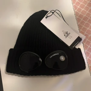 Cp company - Helt ny oanvänd cp company mössa Ge prisförslag