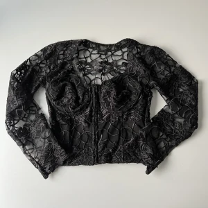 Spetstopp - Vintage svart spetstopp / korsett med dragkejda i mitten från Madeleine 🖤