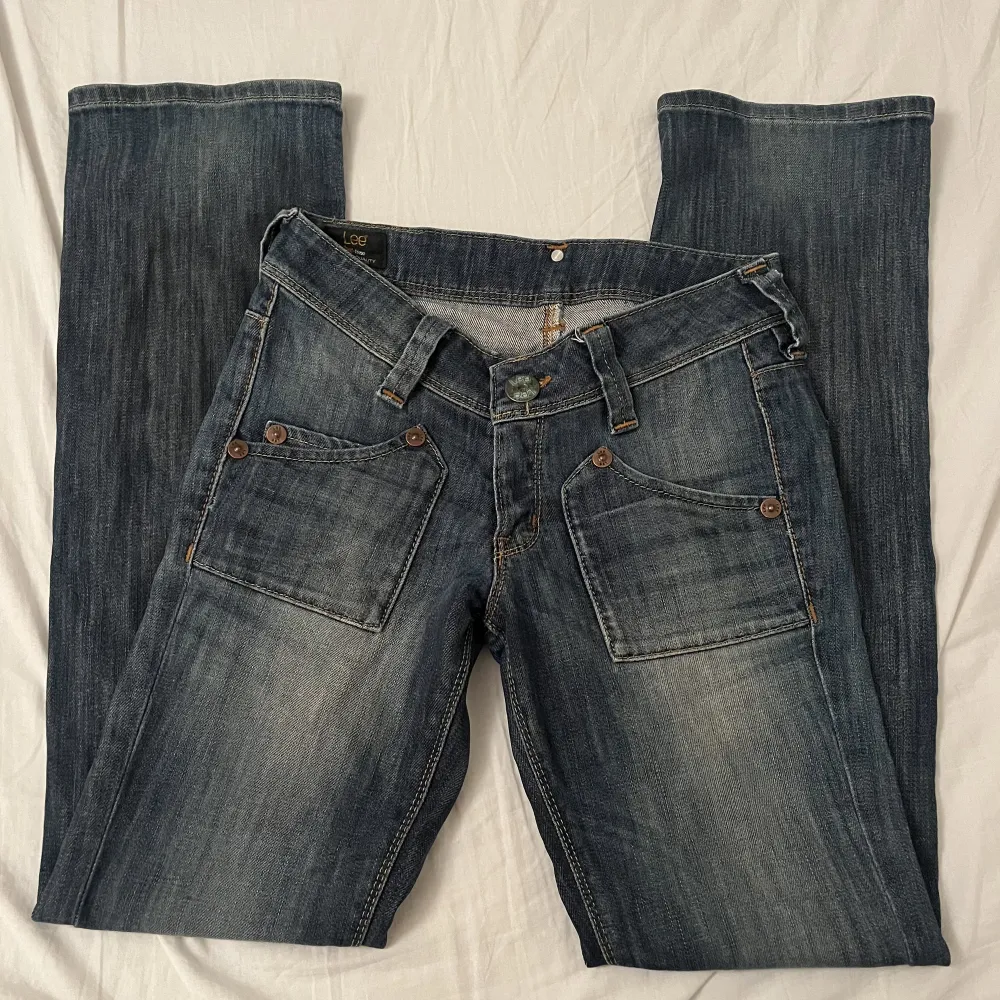 Ett par jättefina jeans från Lee som tyvärr inte passar mig längre💘 straight low waist. Jeans & Byxor.