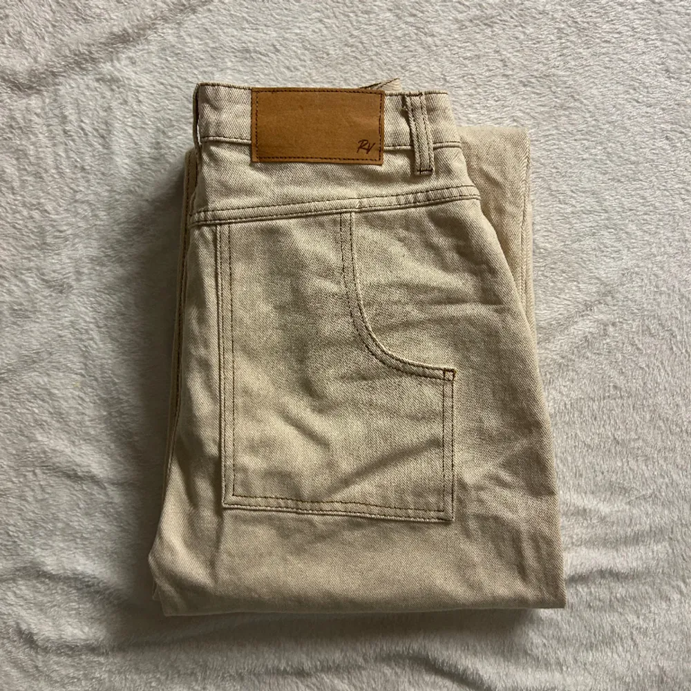 Supersnygga jeans med raka ben från Reclaimed Vintage. Jag var tyvärr alldeles för kort för dessa så de är aldrig använda.. Jeans & Byxor.