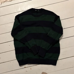 tate sweatern från brandy - jättefin randig stickad tröja från brandy melville i grön och mörkblå. 