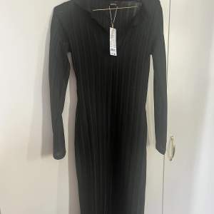 Jätte fin långklänning från Gina tricot! Känns så lyxig i materialet och är ”randigt genomskinlig”. Och lång i ärmarna! Den är aldrig använd och har prislappen kvar (ordinariepris: 499kr).