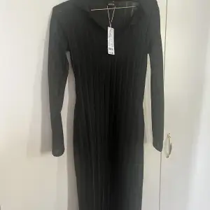 Jätte fin långklänning från Gina tricot! Känns så lyxig i materialet och är ”randigt genomskinlig”. Och lång i ärmarna! Den är aldrig använd och har prislappen kvar (ordinariepris: 499kr).