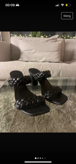 Klackar i faux leather - Klackar köpta på Target i USA. Använda ett fåtal gånger så de är i princip som nya. Väldigt bekväma. Klacken är ca 8cm