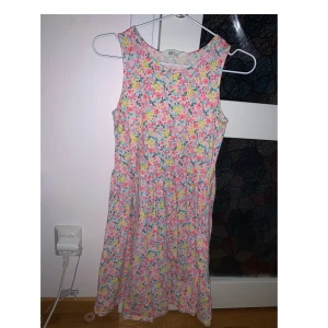 Armlös bomullsklänning  - Storlek 158/164 med blommor