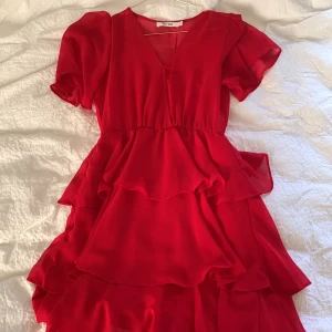 Röd volangklänning - Röd volangklänning perfekt till sommaren i storlek 34