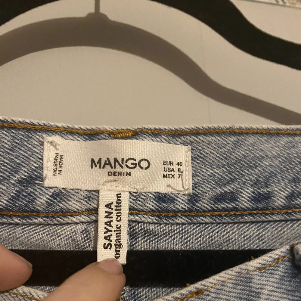 SKITSNYGGA jeans från Mango. Rak passform, ingen stretch!🌸. Jeans & Byxor.
