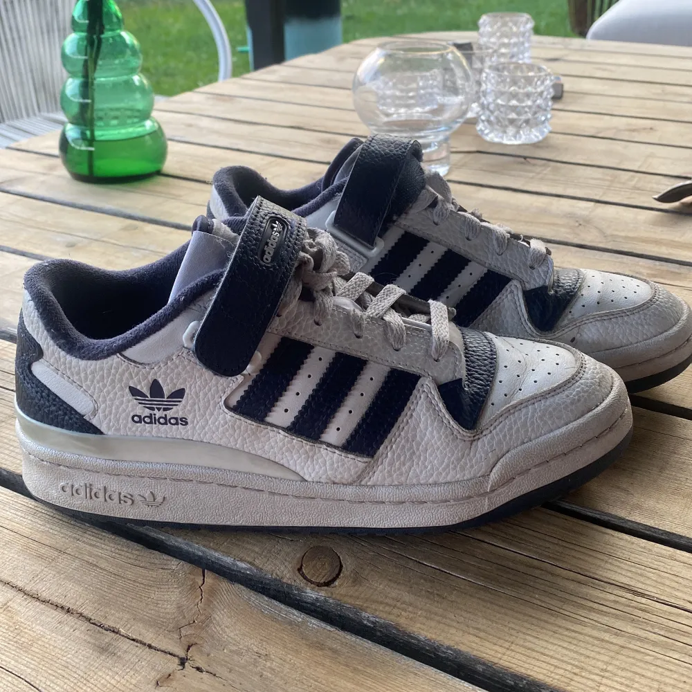 Adidas forum low, populära skor som är slut nästan överallt! de är ganska använda men fortfarande i fint skick. säljer pga att de inte är min stil längre. Tvättas innan det postas❤️. Skor.