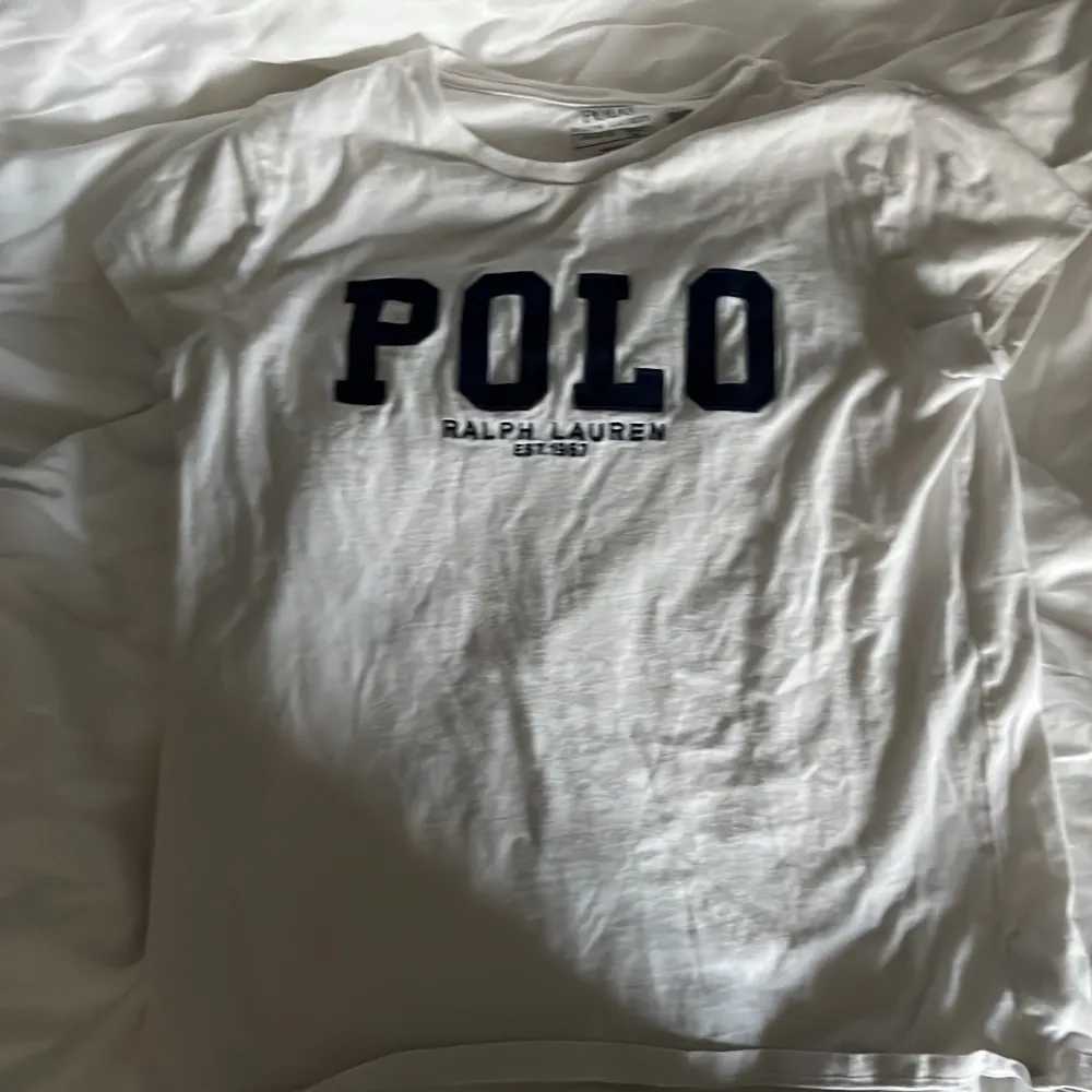 En polo t-shirt, använd ett fåtal gånger nyskick. Nypris 450. T-shirts.