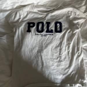 En polo t-shirt, använd ett fåtal gånger nyskick. Nypris 450