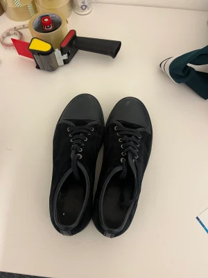 Lanvin Cap Toe Suede Black - Säljer dessa Lanvin Cap Toe Suede Black Storlek: UK9 Skick: 8/10 Pris: 2000:-  Skriv för fler bilder eller frågor!  Finns 150+ referenser att visa upp 