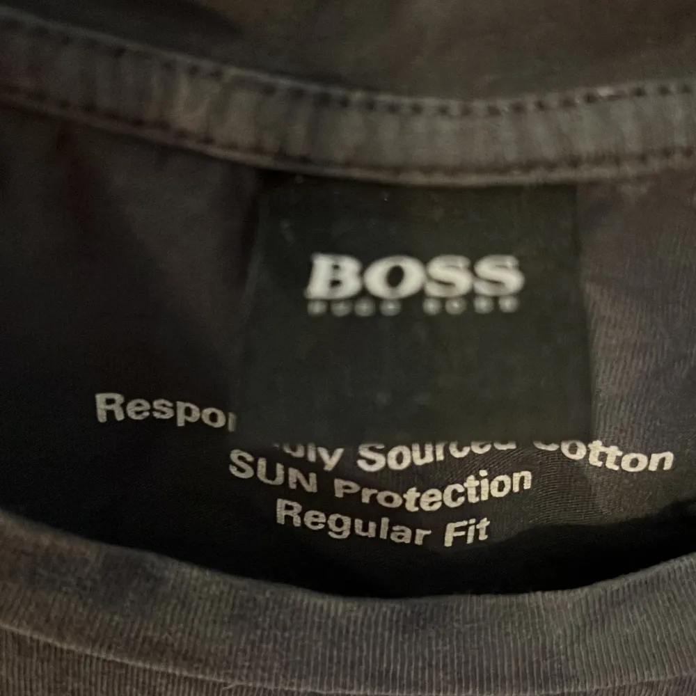 Grå hugo boss t shirt Skick 10/10 Storlek M Passar S. T-shirts.