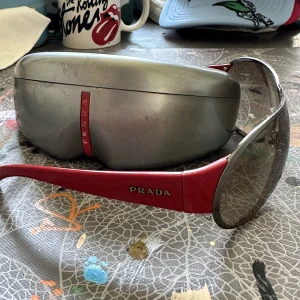 Prada shades vintage - Fantastiska statement shades från Prada. Otroligt skick för sin ålder, fodralet har lite wear n tear dock, därav steal price.
