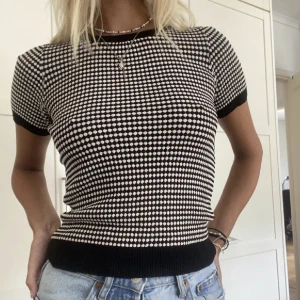 Zara t-shirt - Intressekoll på denna snygga trendiga toppen ifrån zara i strl S,  Lånad bild🤎