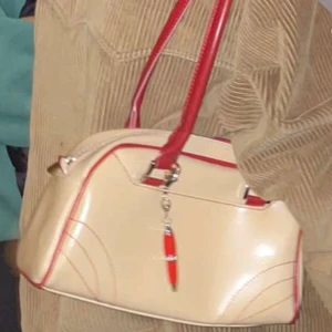 Väska - Beige med röda detaljer, köpt på humana - fint skick ❣️