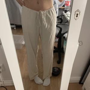 Linnebyxor  - Begie lågmidjade linnebyxor!! Köpte de av en annan här på plick. Det är lite svarta sträck där nere men det går att tvätta bort! 💕