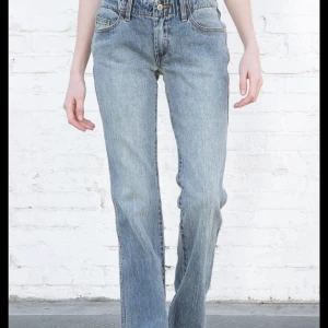 Brandy Melville low waist jeans  - Säljer mina brandy jeans eftersom att dom tyvär inte kommer till användning så mycket!💗 dom har inga tydliga defekter förutom längst ner på byxorna,där man ser att dom har använts!💗