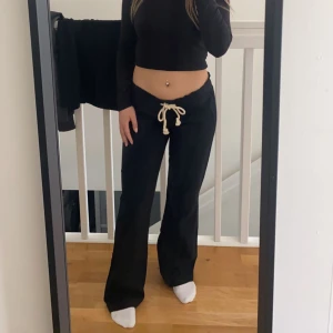 Roxy Linnebyxor - Helt ny och oanvänd roxy linnebyxa i färgen svart (lappen är fortfarande på! Mått: innerbenslängd: 78cm, ytterbenslängd: 94cm. Tveka inte att skriva om ni har frågor<3 (frakt = 60kr spårbart)