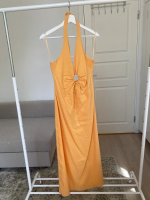 Maxi klänning - Maxiklänning i tyg från zara. Aldrig använd med prislapp på. Öppen rygg och justerbar knytning vid byst.