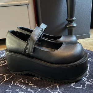 Demonia Dolly-01 - Säljer dessa då jag hellre föredrar Kera modellen🖤Endast testade av mig🖤De är lite dammiga på bilden då de stått i en hylla ett tag🖤Nypris - 935kr på demonias hemsida🖤