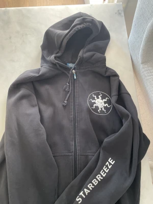 Hoodie - Hoodie med dragkedja, skulle säga att den är mycket oversised iallafall på mig 