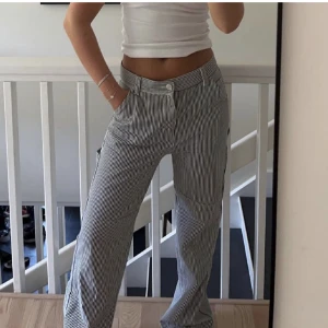 Cargobyxor - Ifrån Mango, aldrig använda, uppsydda så dom passar någon som är 168cm💕lånad bild