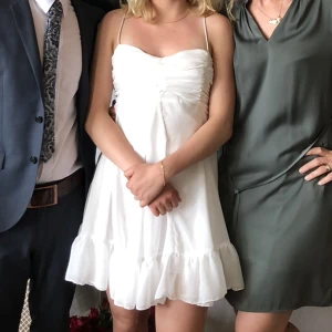 Vit klänning - Så fin vit sommarklänning som jag hade på skolavslutningen i 9an. Har använt den 2 gånger totalt. Storlek S, men skulle säga att den även passar M om man vill att den ska sitta tightare än på mig.