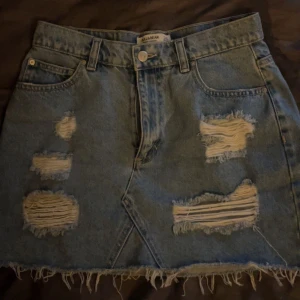 jeans kjol - säljer min söta jeans kjol då den inte längre kommer till användning😙💓💓 nypris runt 350