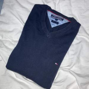Långärmad finstickad tröja från Tommy hilfiger i strl small. Färgen är mörkblå & den är i bra skick men använd.