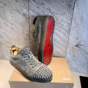 Säljer nu dessa Christian Louboutin skorna i fint skick, alla nitar är kvar+ box och allt og. Skick (8,5-10) pris 3000kr (nypris 9000kr) 