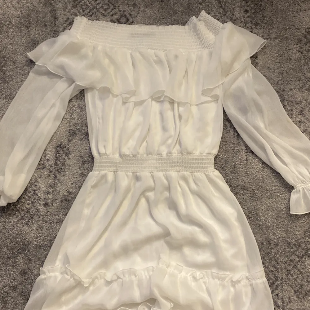 En vit klänning som passar perfekt till sommarklänning, student eller skolavslutning. Den har används en gång och är i toppskick🩷. Klänningar.