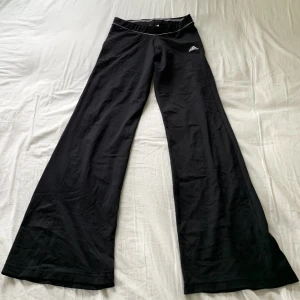 Adidasbyxor  - Använd köp nu! Lågmidjade utsvängda träningsbyxor från adidas, midja:66+stretch, innerben:79😽