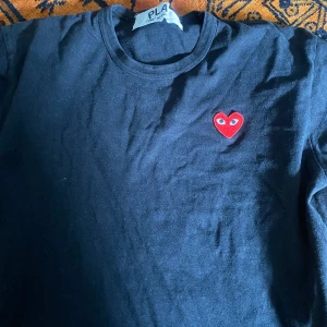 CDG T-shirt Svart - CDG T-shirt köpt på NK för många år sedan.  Inget kvitto.