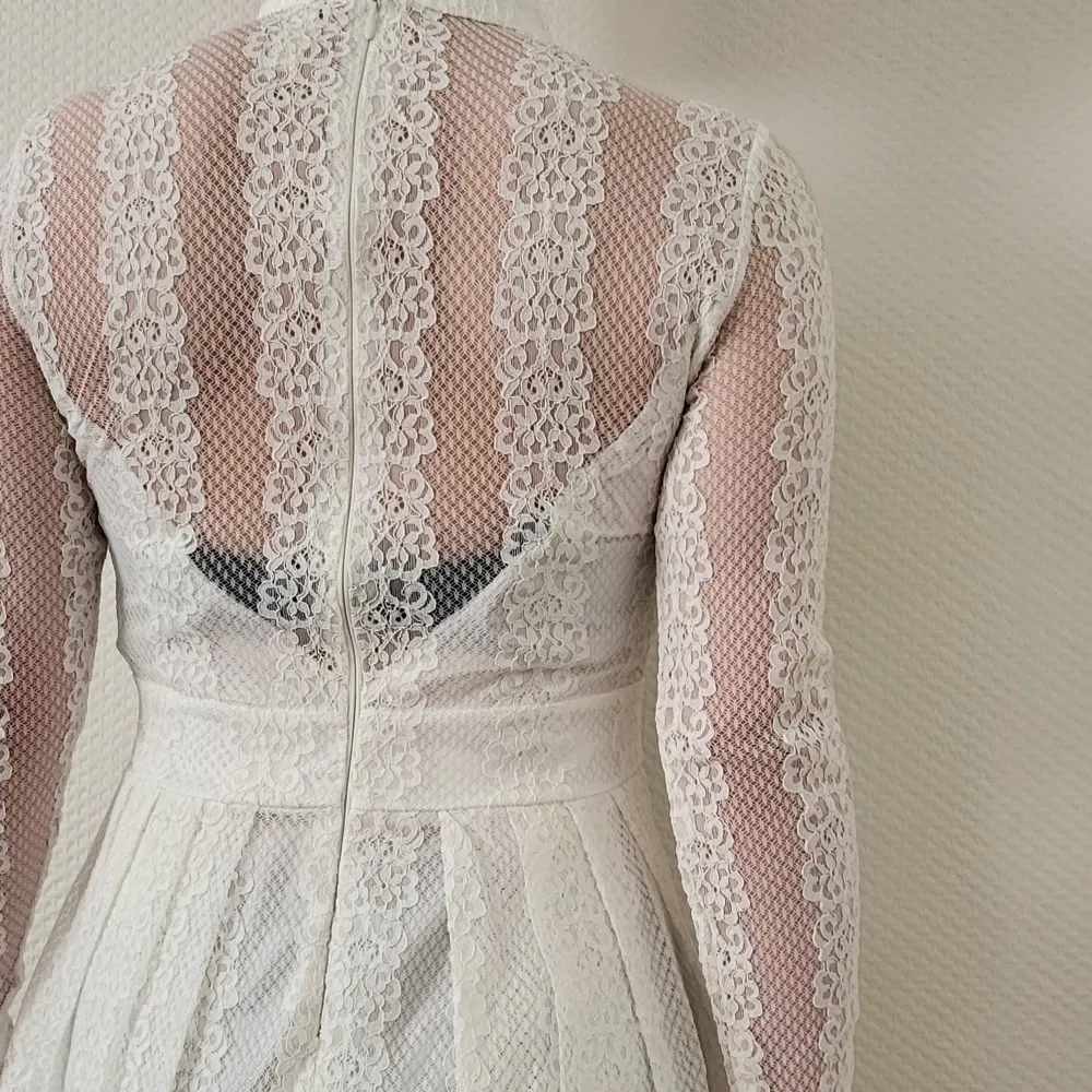 Sjukt fin vit klänning som jag köpte från Zalando, helt oanvänt!💕. Klänningar.