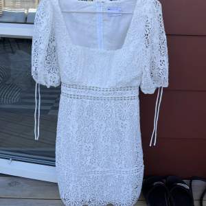 Säljer denna superfina vita miniklänning då jag råkade beställa 2 stycken och missade retur-datumet😁Så den är aldrig använd, endast testad hemma. Den slutar mitt på låret på mig som är ca 169cm. Nytt pris: 1069kr, mitt pris: 850kr men kan diskuteras:)