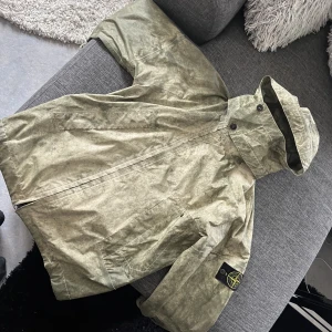stone island jacket - säljer min stone island då den var för liten har använt den 1 gång i 2 minuter den är limited edition och har en luva som man kan vika in i nack kragen priset kan gå o diskutera vid snabbaffär byte är oxå intressant