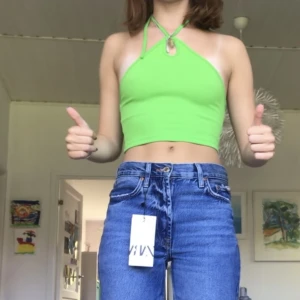 Zara linne - Härligt sommarlinne från zara som knyts i nacken. Perfekt till sommaren! Säljs då det inte kommer till användning. Använd vid enstaka tillfällen och i nyskick. Storlek: S men passar även XS.